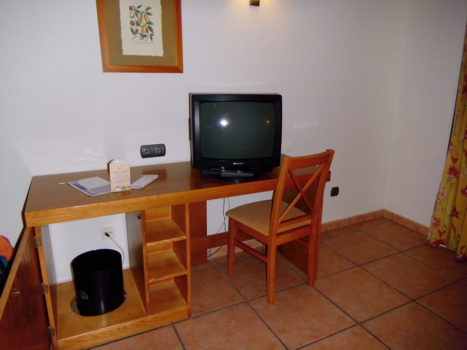 Schreibtisch mit Fernseher ohne Kühlschrank SBH Club Paraiso Playa