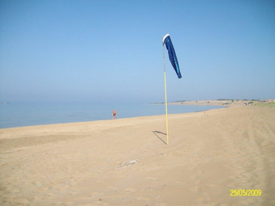 Spaziergang am Strand bei Windstille Sandy Beach Resort