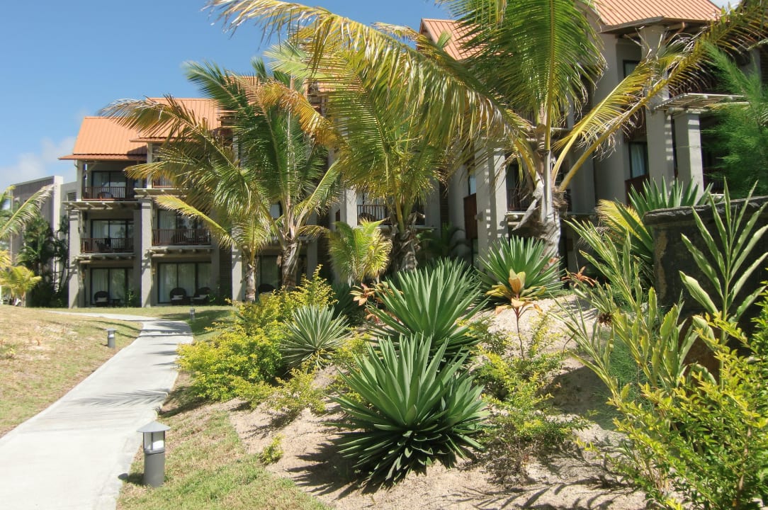Weg zum Zimmer Crystals Beach Resort Belle Mare, a member of Radisson Individuals