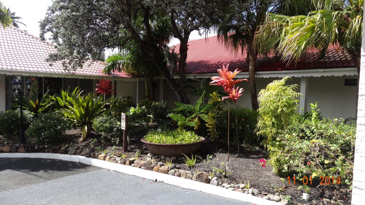 Vor dem CEingang zum Hotel Radisson Grenada Beach Resort