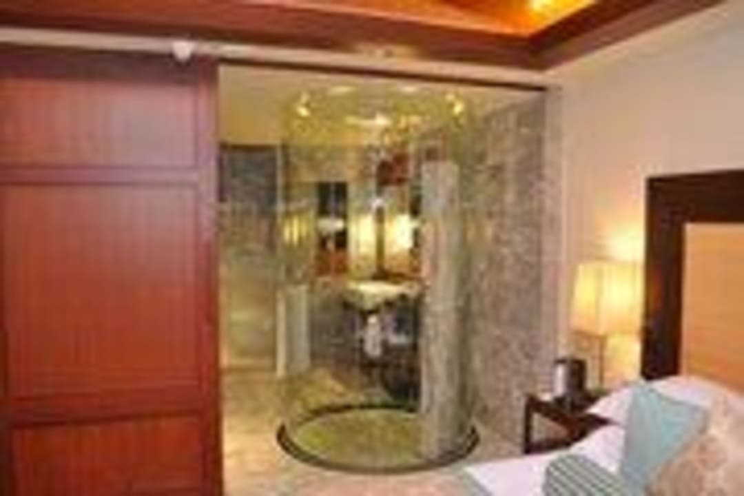 Blick ins Bad Centara Grand Beach Resort Phuket