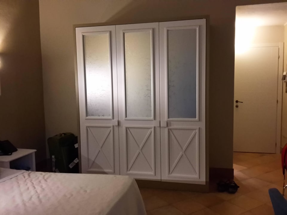 Ausreichend Stauraum mit Tresor Chia Laguna - Hotel Village, Sardinia