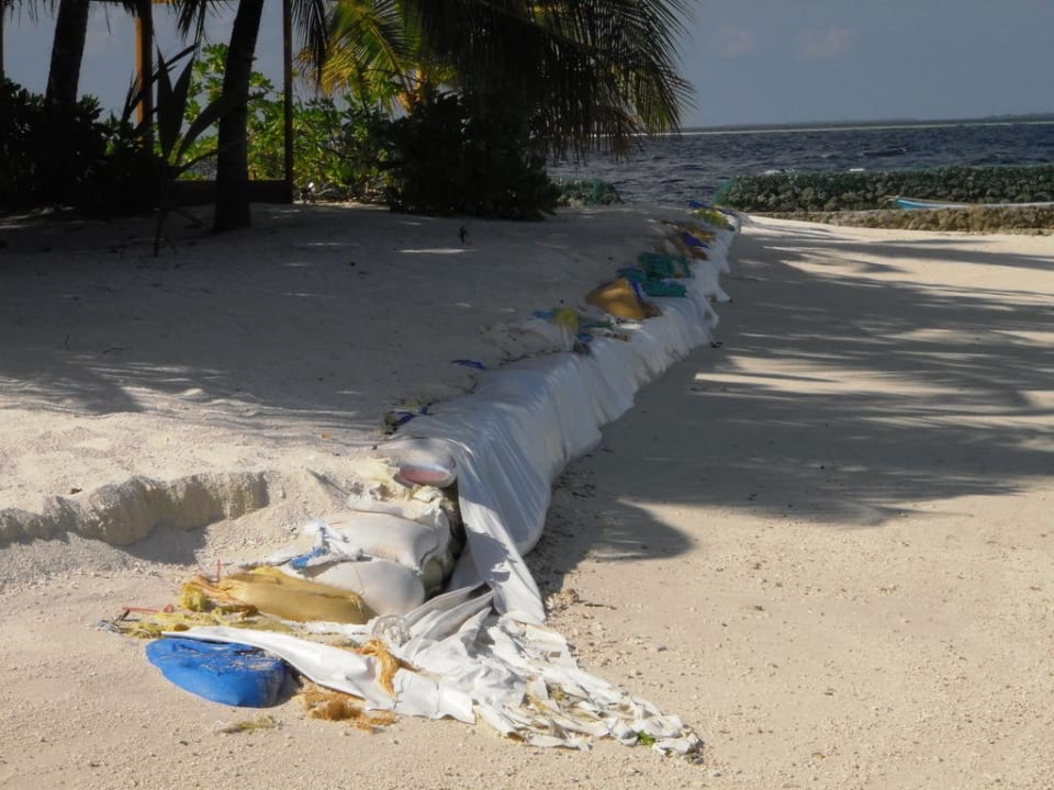 So sieht ein Großteil des Strandes aus Lily Beach Resort & Spa