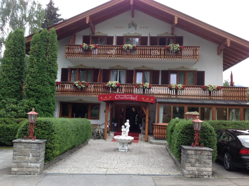 Vorderansicht des Hotels Hotel Quellenhof