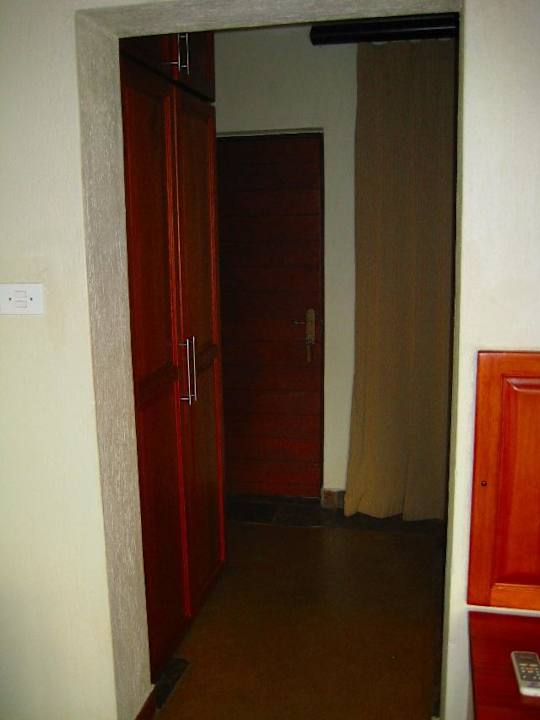 Kleiderschrank und Ausgang eBundu Lodge