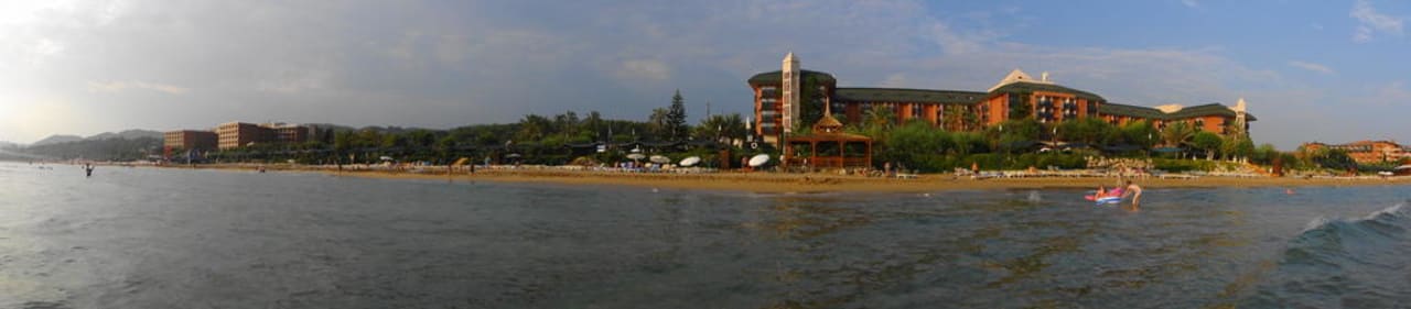 Widok na hotel od strony morza AQI Pegasos Royal