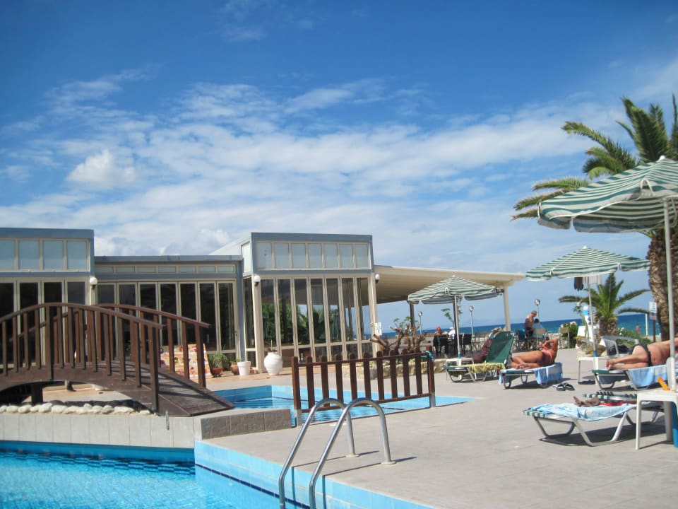 Pool mit Blick auf Restaurant-Terrasse Hotel Kathrin Beach