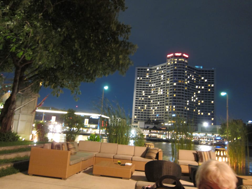Am Abend in der Flow Lounge Millennium Hilton Bangkok