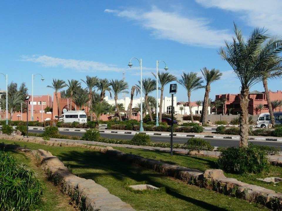 Główna  brama wjazdowa do hotelu Hotel Hauza Beach Resort