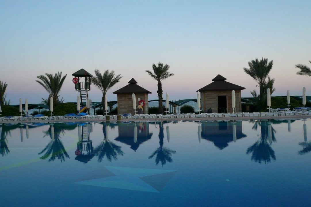 Palmen & Häuschen beim Pool am Abend Papillon Belvil