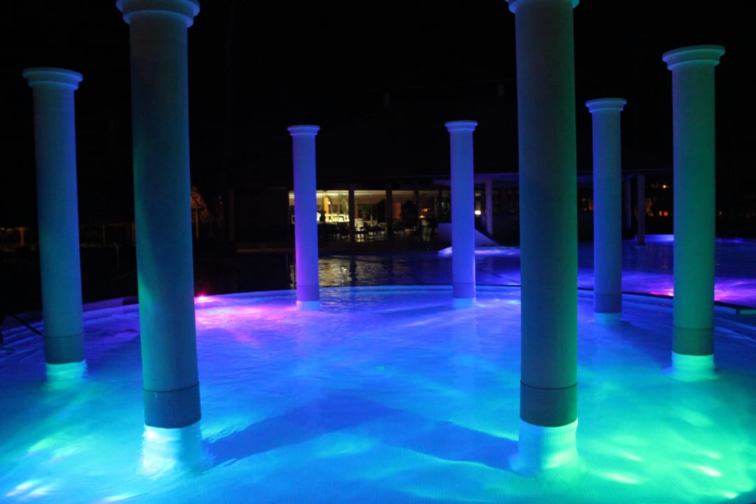 Pool bei Nacht Grand Palladium Select Bávaro Resort & Spa