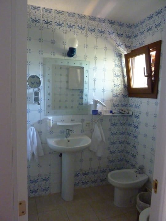 Eines der zwei Bäder Hotel Aldea Cala Fornells 2