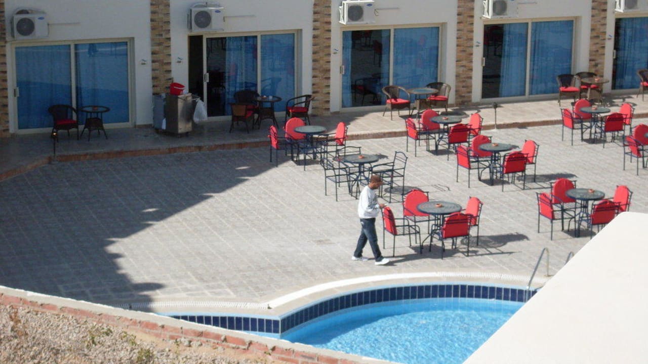 Kleiner Pool im Innenhof Coral Sun Beach