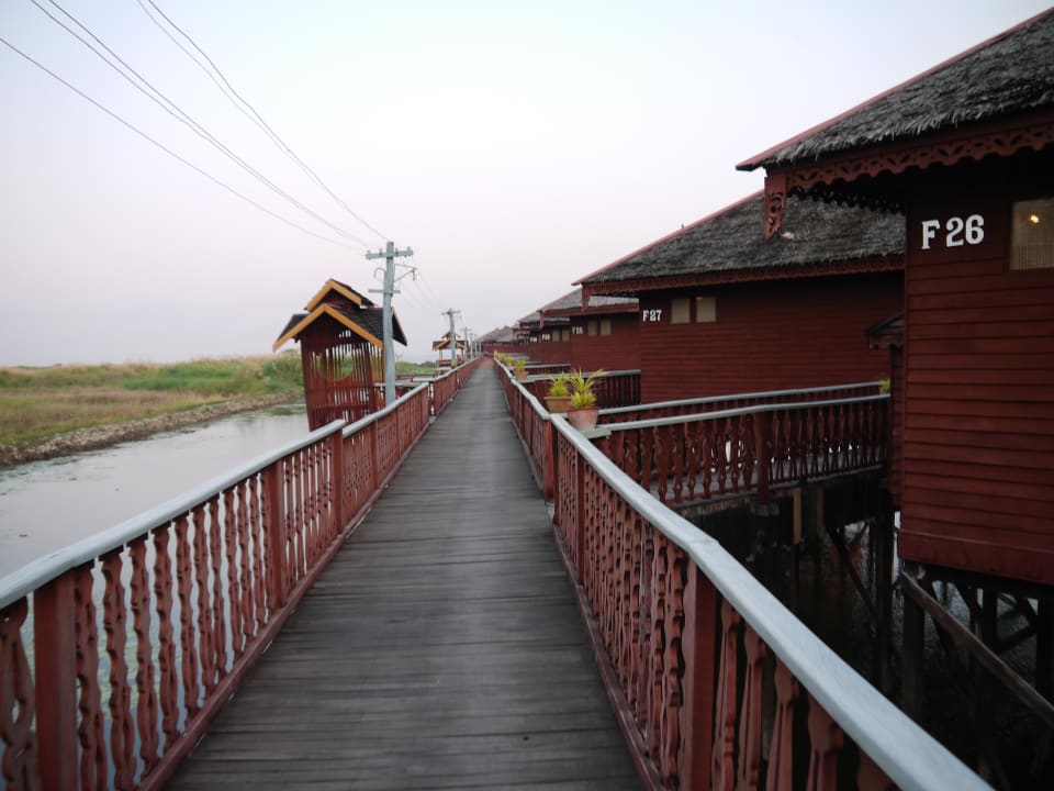 Weg zum Wasserbungalow Hupin Inle Khaung Daing Village Resort
