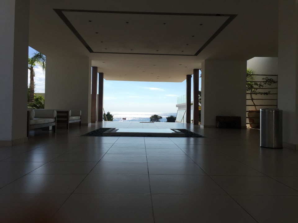 Eingang Napa Mermaid Hotel & Suites