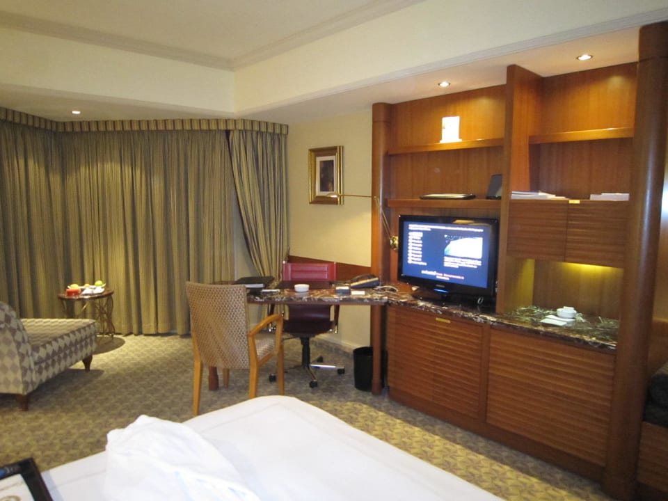 Tisch und Fernseher Hotel Swissôtel The Bosphorus