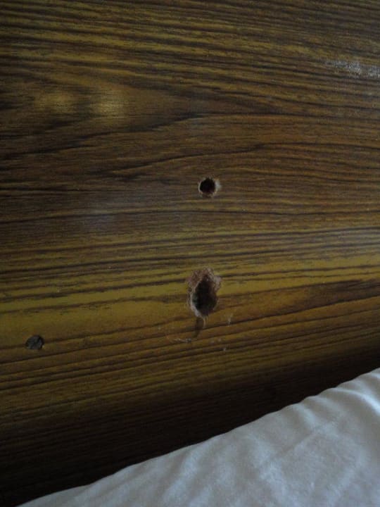 Loch in Bett Wand Hotel Ideal Beach Resort