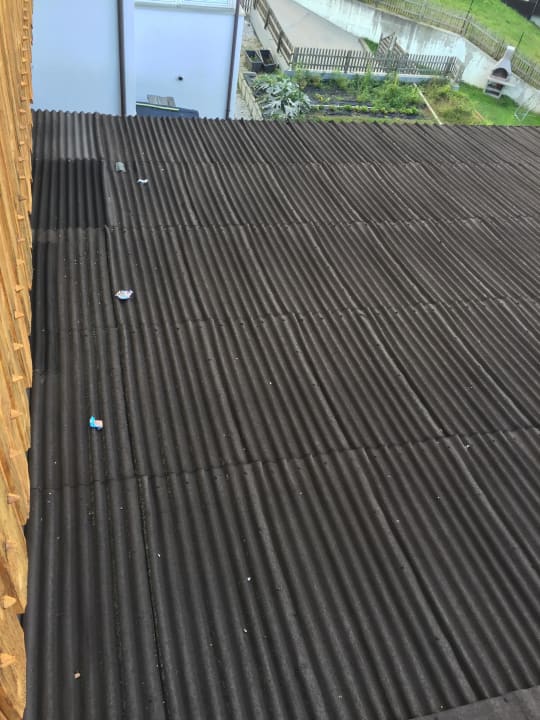 Müll und Socken auf Vordach Panoramahotel Post