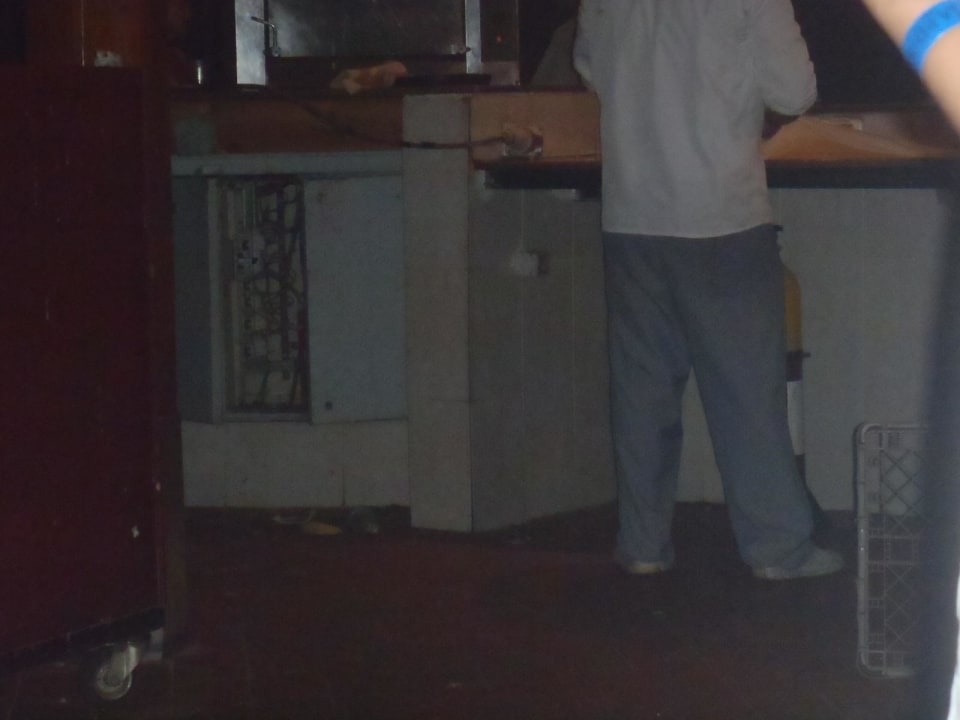 Pan robi pyszne naleśniczki, obok kosz na resztki  Xanadu Club Makady Bay