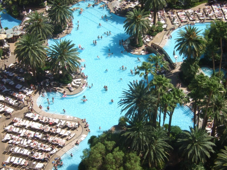 Pool vom Zimmer aus fotografiert The Mirage