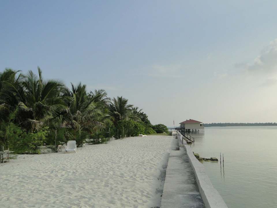 Strand vor den Standardzimmern Summer Island Maldives