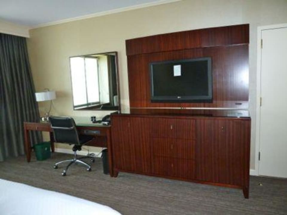 Blick vom Bett auf TV The Westin Denver Downtown