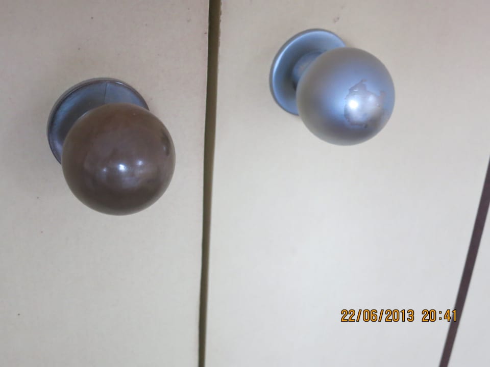 Versch.Knöpfe am Schrank Alcudia Garden Aparthotel