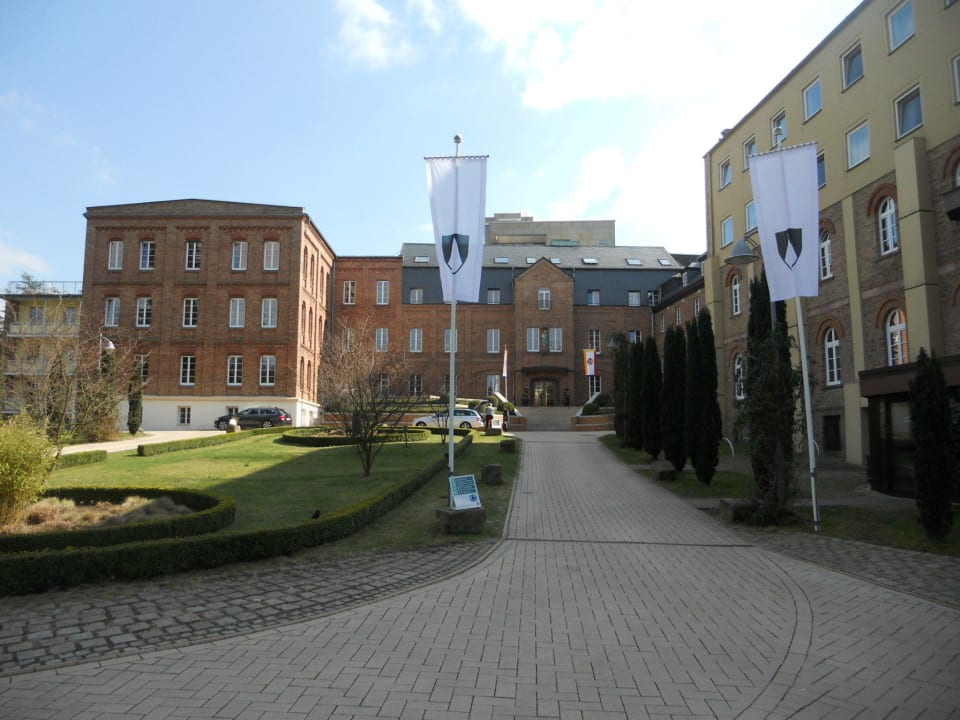 Auffahrt zum Gästehaus Gästehaus Kloster Arenberg