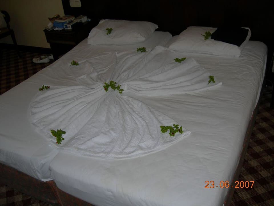 Hübsch dekoriertes Hotelbett Nerton Hotel - Erwachsenenhotel ab 16 Jahren