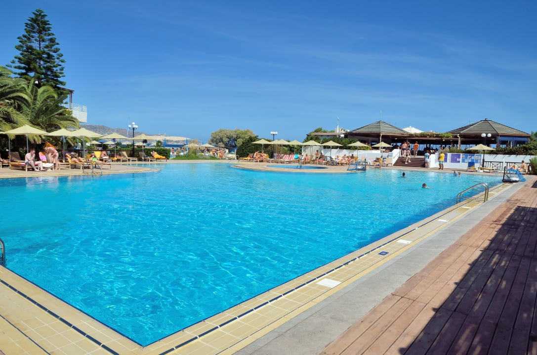 Pool mit Blick zur Poolbar Apollonia Beach Resort & Spa