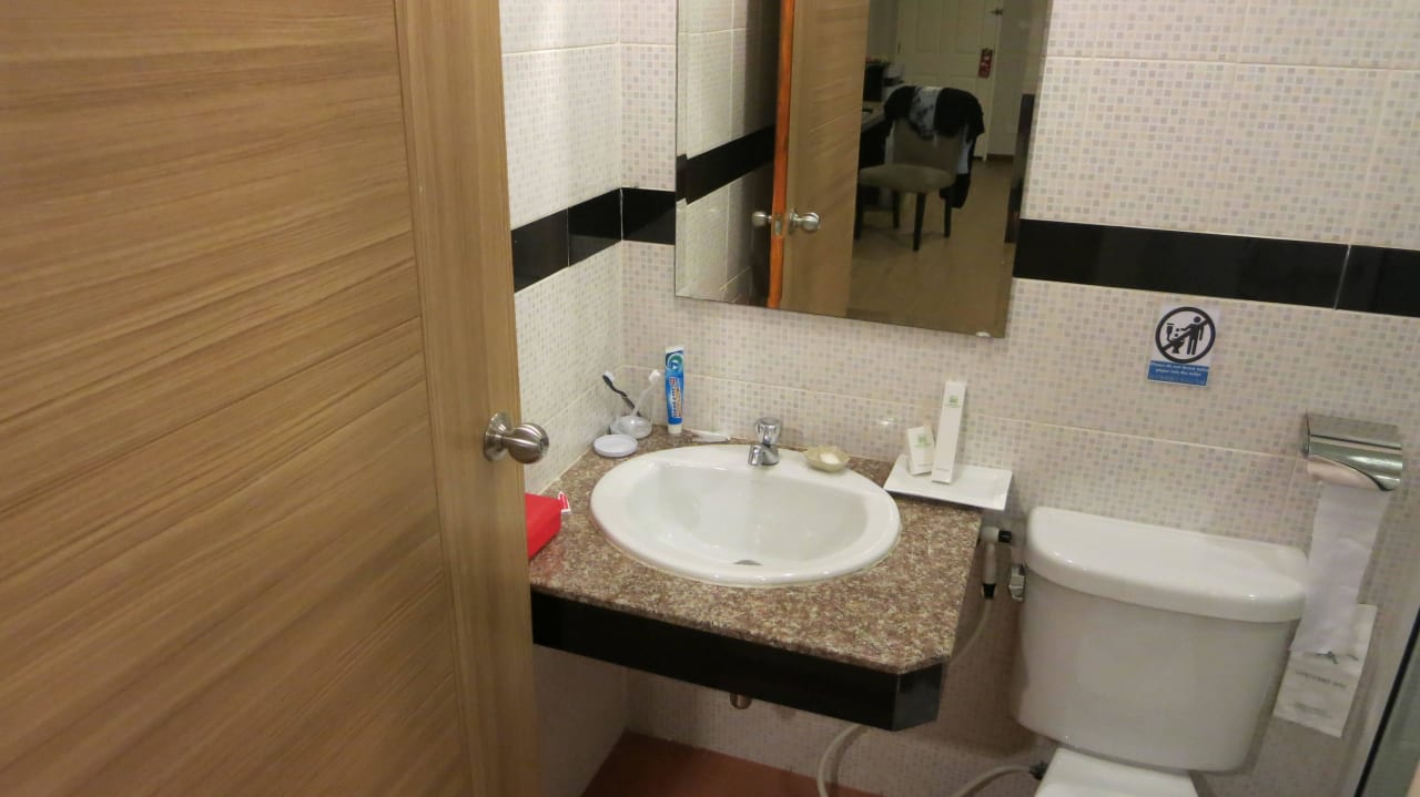 Winziges Bad, Waschbecken nur mit Kaltwasser Hotel Golden Jade Suvarnabhumi