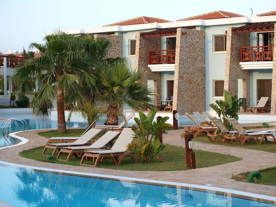 Widok z basenu Atlantica Aeneas Resort