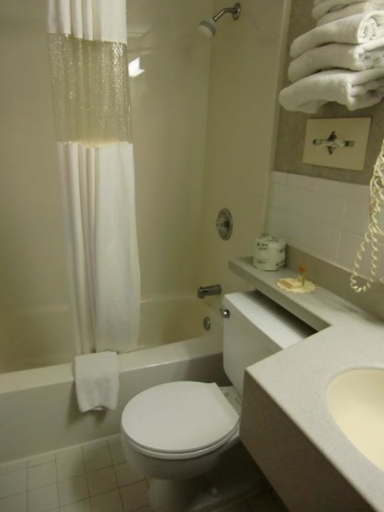 Bad mit vergilbten Handtüchern Hotel Days Inn Pittsburgh Pa