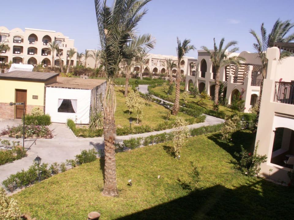Blick vom Balkon auf das Cafe Baladi TUI MAGIC LIFE Kalawy