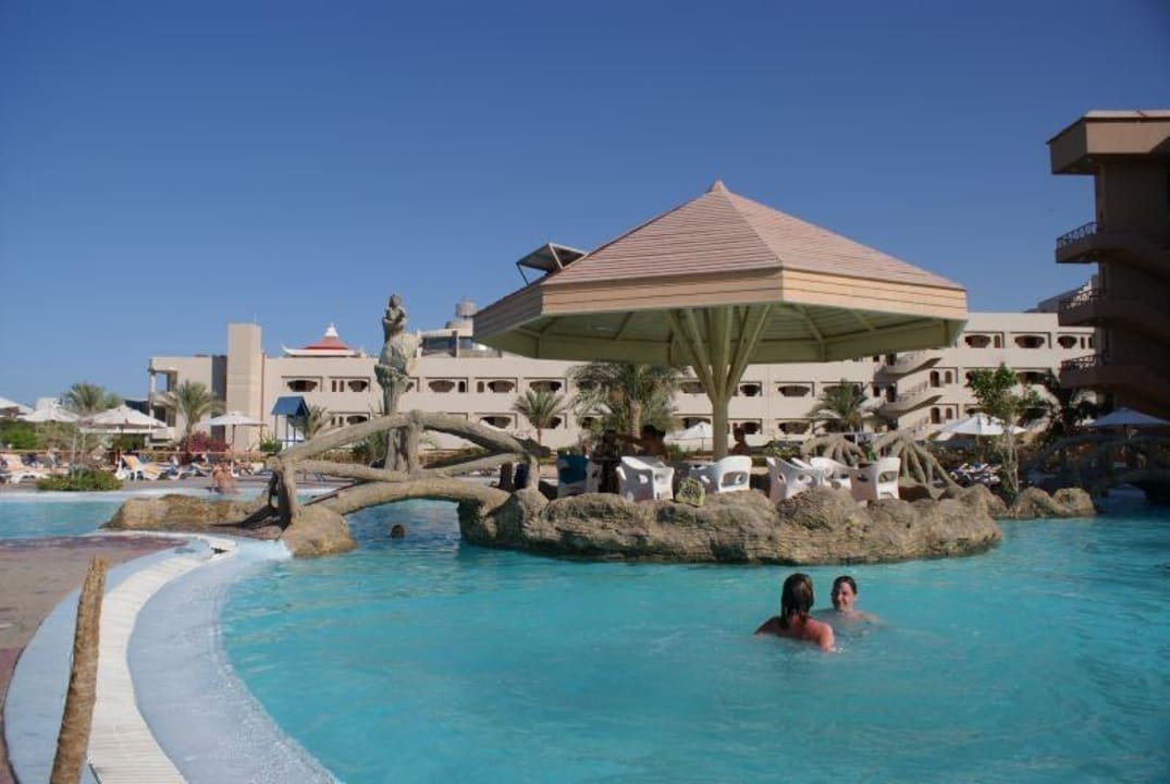 Basen przy nowej części Seagull Beach Resort