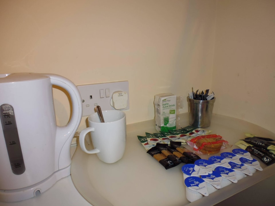 Kettle with delicious cookies  Cricklewood Lodge  Hotel