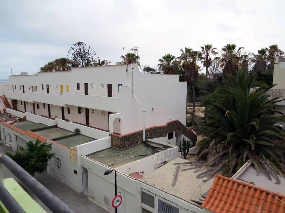 ... auf die verfallende Appartmentanlage nebenan.. Hotel LIVVO Corralejo Beach