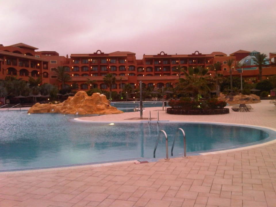 Blick vom Pool auf das Hotel Sheraton Fuerteventura Golf & Spa Resort