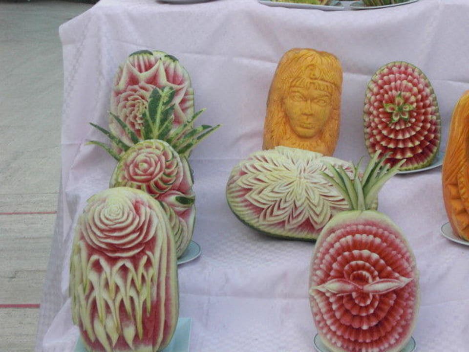 Verschiedene handgeschnitzte Melonen Hotel Club Nena