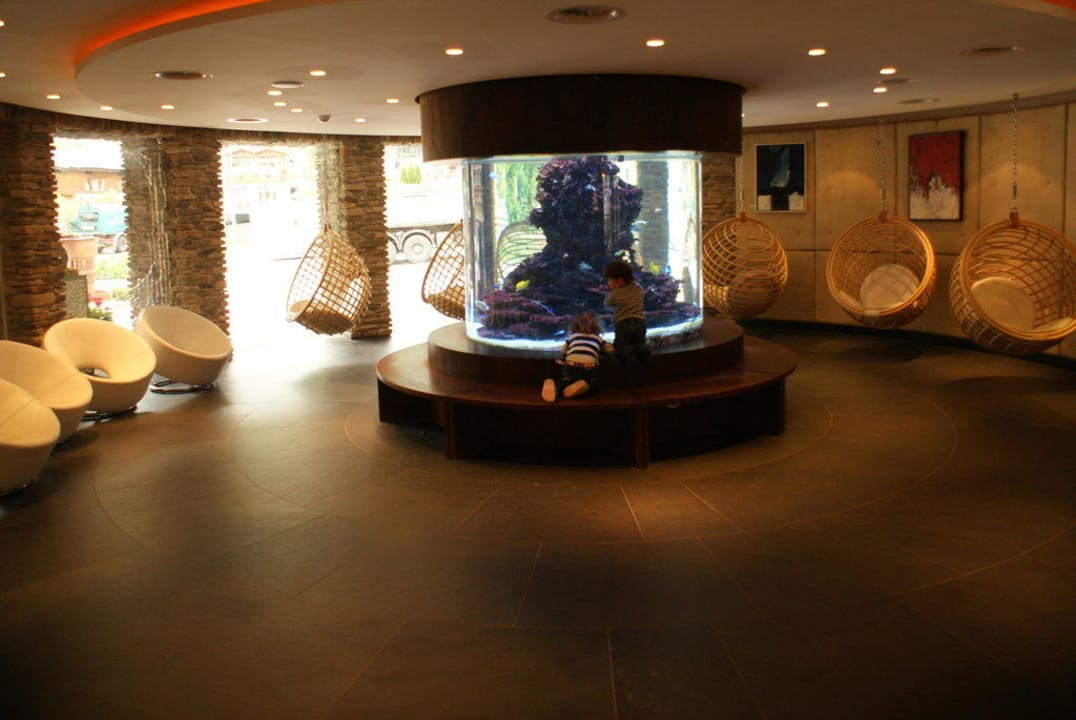 Eingangsbereich mit Aquarium Alpenrose - Familux Resort