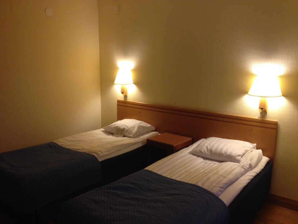 Großes und gemütliches Bett Hotel Scandic Plaza Boras