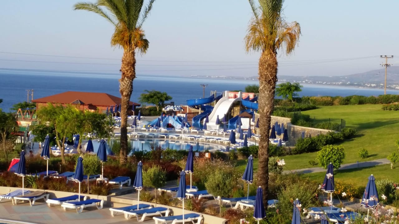 Blick zu den Wasserrutschen Rodos Princess Beach Hotel & Spa