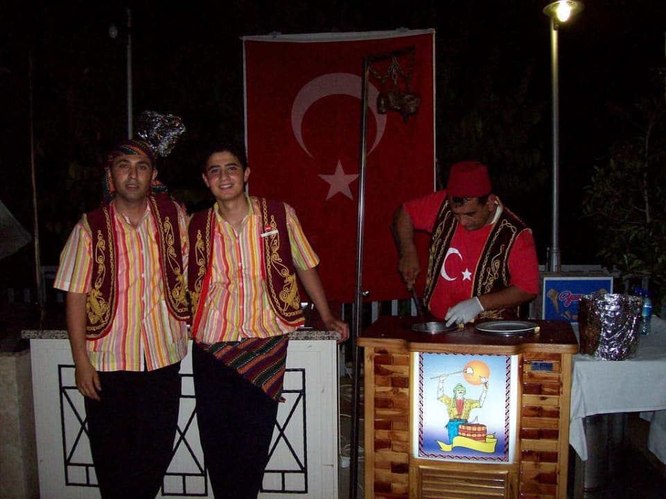 Unsere freundlichen Kellner am türkischen Abend Kaya Belek Hotel