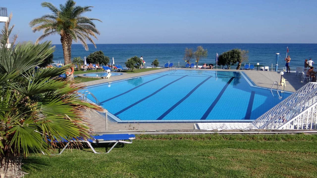 Blick über den Pool zum Meer Hotel Ariadne Beach