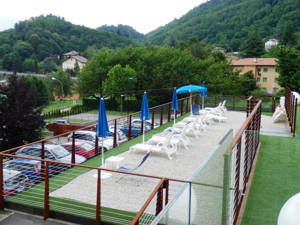 Blick auf den eingezäunten Parkplatz Bellavista Relax Hotel