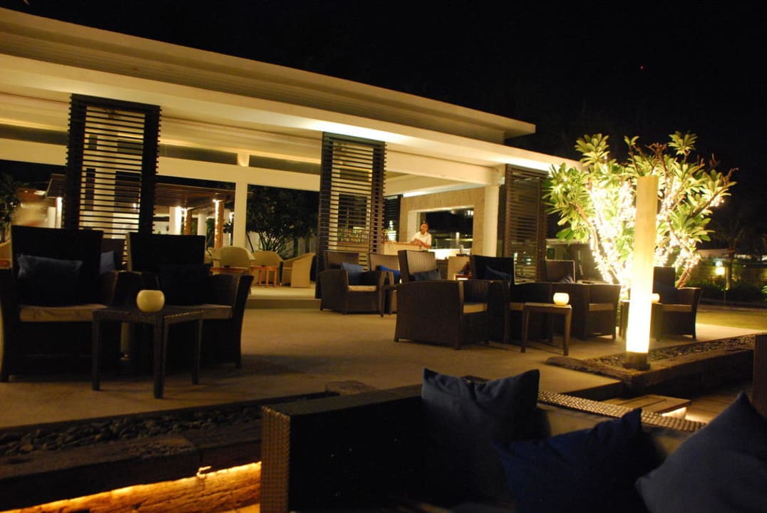 Strandbar abends vom Wasser Hotel The Racha