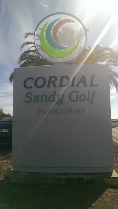 Vor der Bungalowanlage Bungalows Cordial Sandy Golf