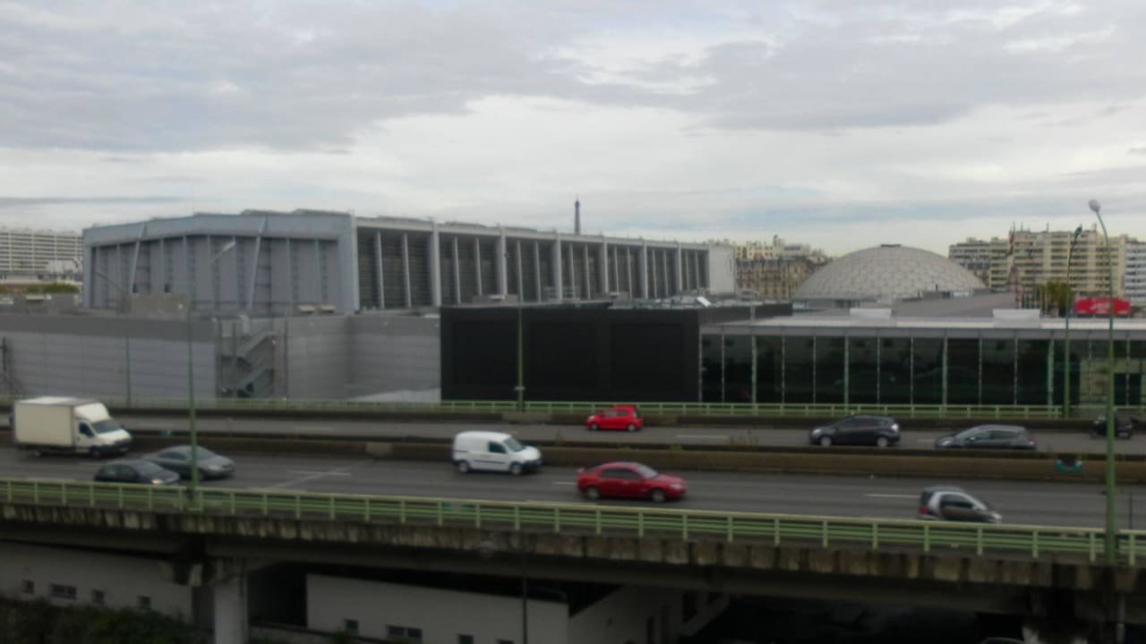 Eiffelturm in der Ferne Hotel Oceania Paris Porte de Versailles