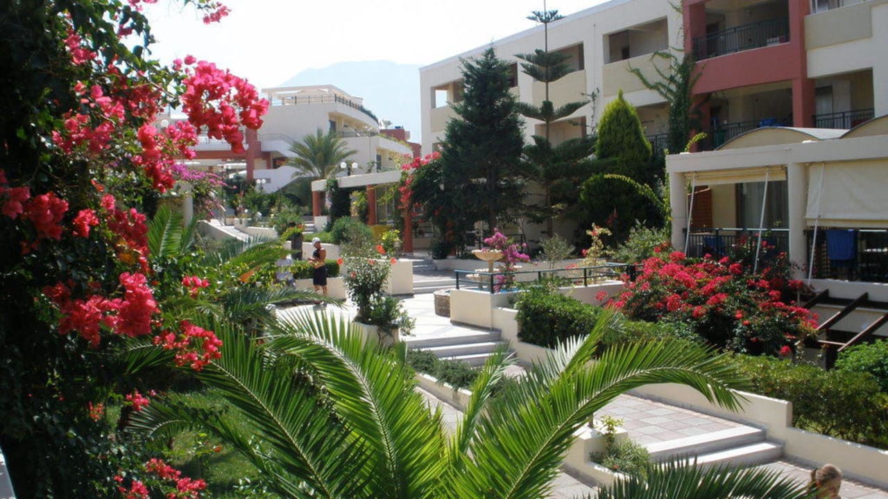 Innerhalb der Anlage - Blumiges Hydramis Palace Beach Resort