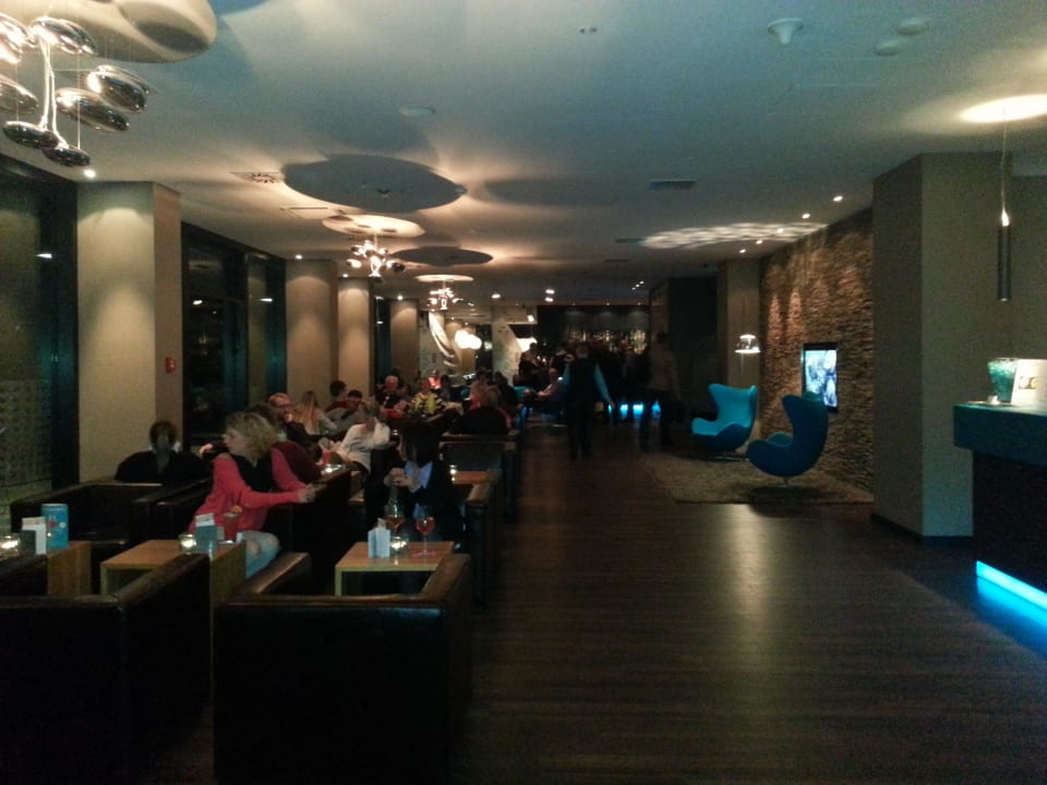 Morgens Frühstückbereich, abends Bar  Motel One Hamburg-Alster